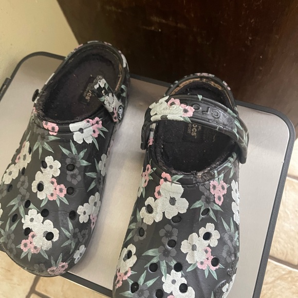 CROCS lined women’s Floral Shoes - Black and Pink - Picture 4 of 4